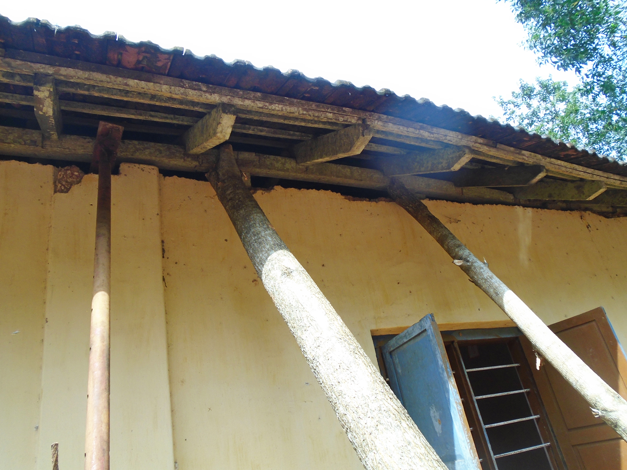 ವಾಲಿದ ಶಾಲೆಯ ಮೇಲ್ಛಾವಣಿ: ವಿದ್ಯಾರ್ಥಿಗಳಲ್ಲಿ ಆತಂಕ